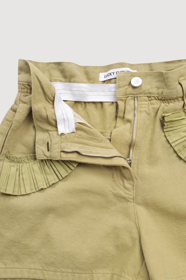 올리브 컬러의 Pleats Point Inside Banding 데님 숏팬츠입니다. 앞 중심 지퍼와 속 허리 밴딩으로 편안한 착용감을 선사하며, 럭키슈에뜨 로고 캔톤으로 포인트를 더했습니다. 포켓 주름 배색 디테일이 돋보이는 캐주얼 스타일로, 봄, 여름 데일리룩에 활용하기 좋습니다.
