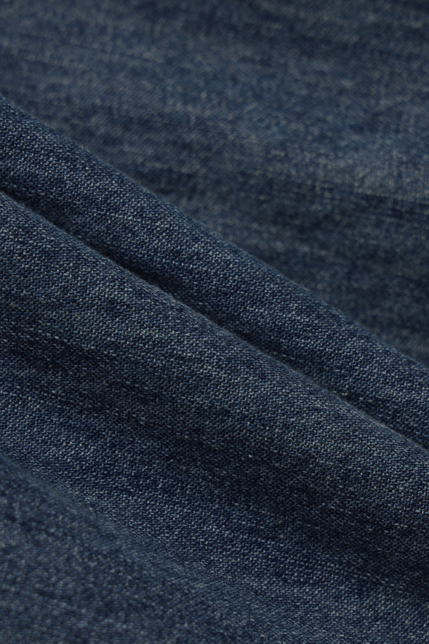 프릴 밴딩 데님 롱 스커트 (블루)는 캐주얼하면서도 여성스러운 무드를 연출하는 데님 롱 스커트입니다. 허리 밴딩과 셔링 디테일이 편안한 착용감과 함께 자연스러운 실루엣을 선사하며, A라인 핏으로 다리가 더욱 길어 보이는 효과를 줍니다. 맥시 기장으로 우아함을 더하고, 레터링 자수 포인트가 밋밋함을 덜어줍니다. 봄, 가을 시즌에 데이트룩, 동네 마실룩, 봄 소풍룩 등 다양한 TPO에 맞춰 스타일리시하게 연출할 수 있습니다. 데님 소재 특유의 뻣뻣한 촉감이 특징이며, 미니멀, 로맨틱 스타일을 즐겨 입는 여성분들께 추천합니다.
