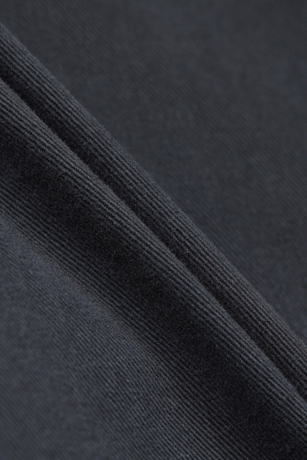 다크 그레이 컬러의 Pocket Point 워싱 데님 재킷입니다. 캐주얼 및 스트릿 스타일을 즐기는 분들께 적합하며, 봄, 가을 시즌에 활용하기 좋습니다. 오버핏으로 제작되어 편안한 착용감을 선사하며, 워싱 가공과 빅 아웃포켓, 턱 디테일이 특징입니다. 데이트룩이나 쇼핑룩에 코디하여 개성 있는 스타일을 연출해보세요. 긴 소매와 버튼 여밈 방식의 레귤러 기장 디자인입니다.
