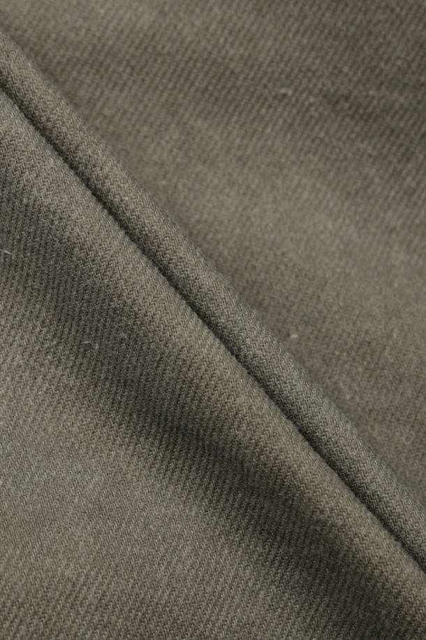 포켓 포인트 워싱 데님 재킷 (카키)은 캐주얼한 무드를 연출하는 데님 소재의 오버핏 재킷입니다. 봄, 가을에 착용하기 좋으며, 워싱 처리된 데님 특유의 빈티지한 멋을 느낄 수 있습니다. 빅 아웃포켓과 턱 디테일, 금속 단추, 피그먼트 염색 기법으로 디자인의 완성도를 높였습니다. 동네 마실룩이나 봄 소풍룩에 잘 어울리며, 미니멀, 워크웨어 스타일을 즐겨 입는 분들께 추천합니다. 넉넉한 기장감과 긴 소매로 편안한 착용감을 선사합니다.
