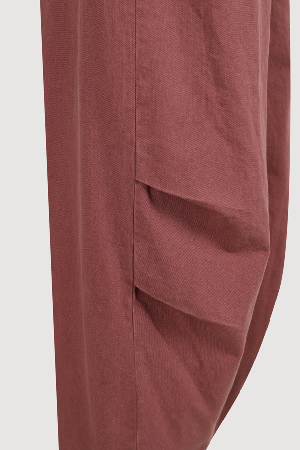 Color 워싱 밴딩 데님 팬츠 (pink)는 턱 디테일이 돋보이는 디자인으로, 캐주얼한 스타일을 연출하기 좋습니다. 루즈핏으로 편안한 착용감을 제공하며, 밴딩 처리되어 활동성을 높였습니다. 워싱 데님 소재로 제작되어 빈티지한 느낌을 더합니다. 핑크 컬러로, 동네 마실룩이나 쇼핑룩에 포인트를 줄 수 있습니다. 캐주얼, 미니멀, 스트리트 스타일을 즐겨 입는 분들께 추천합니다.
