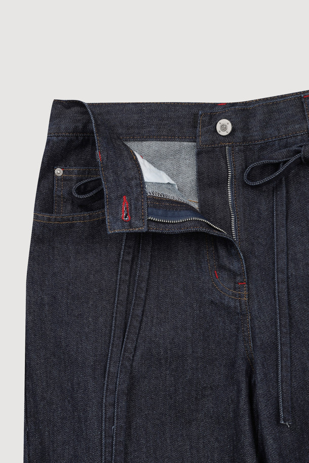 리본 포인트 인디고 데님 팬츠 (다크 블루)는 캐주얼, 미니멀, 클래식 스타일을 아우르는 여성 데님 팬츠입니다. 사계절 착용 가능하며, 와이드핏 맥시 기장으로 편안하면서도 세련된 실루엣을 연출합니다. 다크 블루 컬러의 무지 데님 소재로 제작되었으며, 앞 중심 지퍼 클로징과 앞 벨트고리 리본 디테일로 포인트를 더했습니다. 뒤판 개발 텍션지와 뒤 포켓 개발 자수 디자인으로 밋밋함을 덜어냈습니다. 데이트룩과 쇼핑룩에 활용하기 좋습니다.
