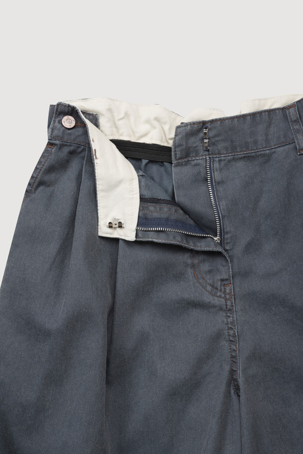 워싱 데님 백 밴딩 쇼츠 (dark grey)는 캐주얼 스타일의 여름 숏팬츠입니다. 은은한 워싱 디테일이 돋보이는 다크 그레이 컬러의 무지 데님 소재로 제작되었습니다. 허리 뒤쪽 밴딩 처리로 편안한 착용감을 제공하며, 앞 중심 지퍼와 앞 턱 디테일이 특징입니다. 동네 마실룩, 여행룩, 휴가룩 등 다양한 TPO에 활용 가능하며, 미니멀한 스타일을 연출하기 좋습니다. 로고 캔톤이 포인트로 더해져 완성도를 높였습니다.
