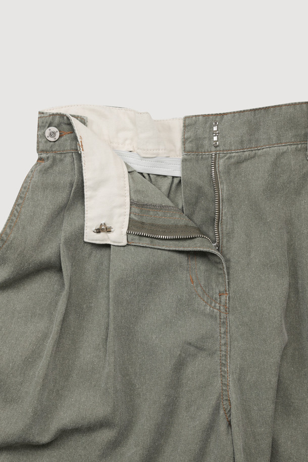 워싱 데님 백 밴딩 쇼츠 (khaki)는 캐주얼한 스타일을 연출하기 좋은 데님 숏팬츠입니다. 봄, 여름 시즌에 적합하며, 유니섹스 디자인으로 누구나 편안하게 착용할 수 있습니다. 톤 다운된 카키 컬러에 무지 패턴으로 어떤 상의와도 잘 어울립니다. 뒷밴딩 처리로 편안한 착용감을 제공하며, 앞 중심 지퍼와 로고 캔톤 장식, 앞 턱 디테일이 더해져 밋밋함을 덜었습니다. 동네 마실룩, 여행룩, 휴가룩 등 다양한 TPO에 활용하여 개성 있는 스타일을 완성해보세요.
