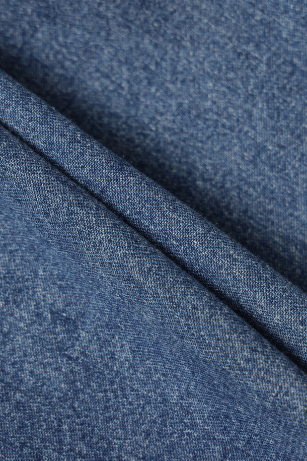 리본 포인트 데님 블라우스 (블루)는 캐주얼한 무드의 여성 의류입니다. 셔츠 칼라에 앞 중심 단추 여밈으로 간편하게 착용할 수 있으며, 가슴 포켓의 리본 디테일이 사랑스러운 포인트를 더합니다. 여유로운 루즈핏에 중간 두께감의 데님 소재로 봄, 가을에 활용하기 좋습니다. 데이트룩, 모임룩 등 다양한 TPO에 맞춰 캐주얼, 클래식, 미니멀 스타일을 연출해보세요. 앞 중심과 뒤 절개선에 프릴 디테일을 더해 은은한 여성스러움을 강조한 블라우스입니다.
