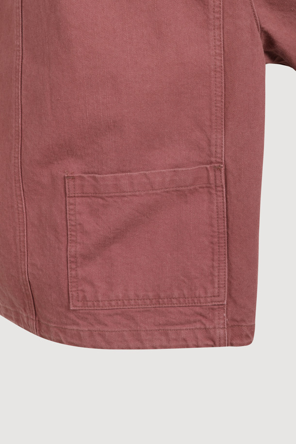 Color 워싱 데님 후드 점퍼 (핑크)는 캐주얼한 스타일을 즐기는 여성들을 위한 데님 점퍼입니다. 핑크 컬러에 워싱 가공을 더해 빈티지한 무드를 연출하며, 루즈핏으로 편안한 착용감을 선사합니다. 후드 디자인과 빅 아웃포켓, 러플 디테일이 여성스러움을 더하고, 스트링 밑단으로 핏 조절이 가능합니다. 봄, 가을 시즌에 동네 마실룩이나 봄 소풍룩으로 활용하기 좋으며, 미니멀한 스타일을 선호하는 분들께 추천합니다. 긴 소매, 지퍼형 여밈으로 실용성을 더한 데님 점퍼입니다.
