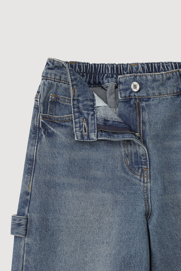 컬러 블록 백 밴딩 데님 팬츠 (블루)는 유니크함과 캐주얼 무드를 동시에 선사하는 여성 데님 팬츠입니다. 앞뒤 다른 워싱 컬러 믹스로 개성 있는 스타일을 연출하며, 밴딩 처리로 편안한 착용감을 제공합니다. 스트레이트 핏으로 다리 라인을 자연스럽게 잡아주며, 봄, 가을 시즌에 적합합니다. 데이트룩, 쇼핑룩 등 다양한 TPO에 활용 가능하며, 캐주얼, 미니멀, 스트리트 스타일을 즐겨 입는 분들께 추천합니다. 로고 캔톤, 리벳, 비죠 디테일이 더해져 밋밋함을 덜었습니다.
