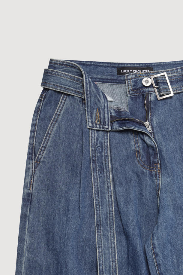 와이드 데님 팬츠 (With Belt)는 여성 고객을 위한 캐주얼 및 스트릿 스타일의 바지입니다. 봄, 가을 계절에 적합하며, 일상용으로 착용하기 좋습니다. 루즈핏의 와이드 실루엣에 벨트가 포함되어 있어 다양한 스타일 연출이 용이합니다. 허리 턱 디테일과 럭키슈에뜨 로고 캔톤, 리벳 디테일이 돋보이며, 맥시 기장으로 다리가 길어 보이는 효과를 줍니다. 무지 디자인의 데님 소재로 제작되어 편안한 착용감을 선사합니다. 
