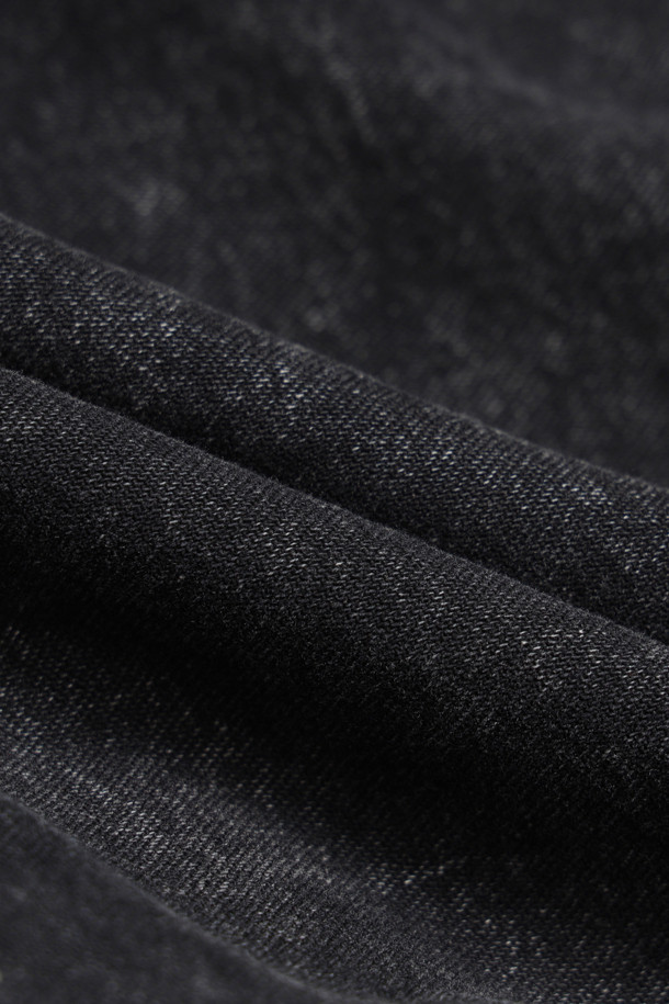 [Re-Order] 레이어드 데님 롱 드레스 (블랙)는 캐주얼, 클래식, 미니멀 스타일을 아우르는 여성 데님 원피스입니다. 봄, 가을에 어울리는 두꺼운 두께감의 블랙 컬러 무지 데님 소재로, 뻣뻣한 촉감이 특징입니다. A라인 핏의 맥시 기장으로, 스퀘어넥과 민소매 디자인이 시원한 느낌을 주며, 데이트룩과 쇼핑룩에 적합합니다. 뒷면 금속 지퍼, 로고 리벳 장식, 앞 포켓 리본 디테일, 허리 셔링 디테일이 더해져 밋밋함을 덜었습니다. 루즈핏으로 편안하면서도 세련된 스타일을 연출할 수 있습니다.
