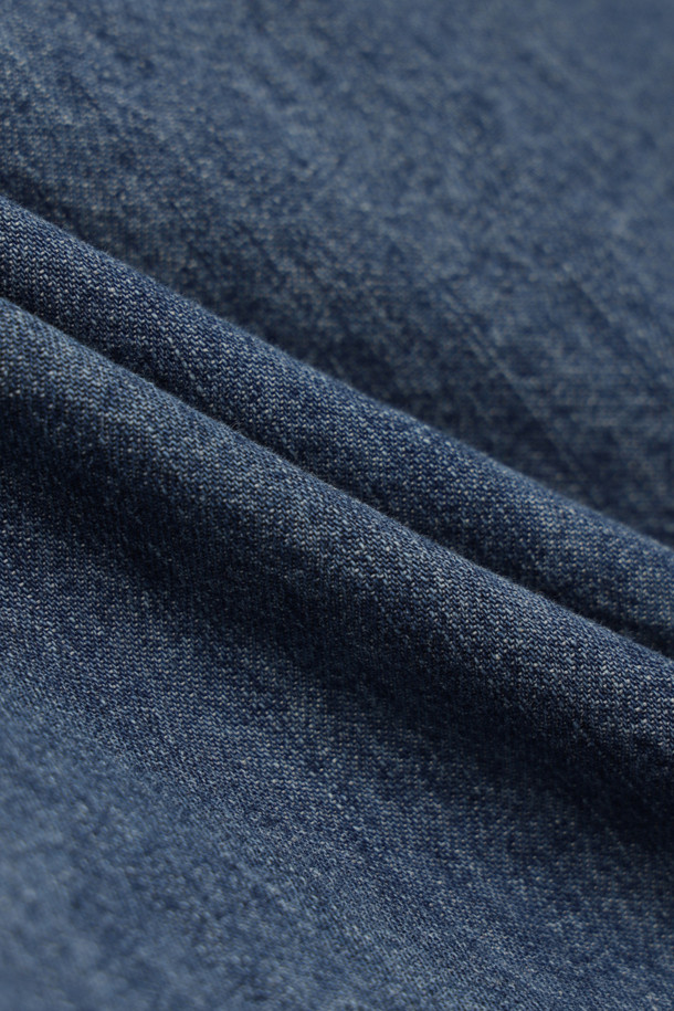 레이어드 데님 롱 드레스 (블루)는 여성스러운 실루엣을 연출해 주는 맥시 기장의 데님 원피스입니다. 캐주얼, 클래식 스타일을 모두 소화할 수 있으며, 봄, 가을에 데이트룩, 카페룩, 봄 소풍룩으로 활용하기 좋습니다. 루즈핏 A라인으로 편안한 착용감을 선사하며, 뻣뻣한 촉감의 데님 소재로 제작되었습니다. 라운드넥 민소매 디자인에 뒷면 지퍼, 로고 리벳, 앞면 포켓, 리본 장식, 허리 셔링 디테일이 더해져 포인트를 더합니다.
