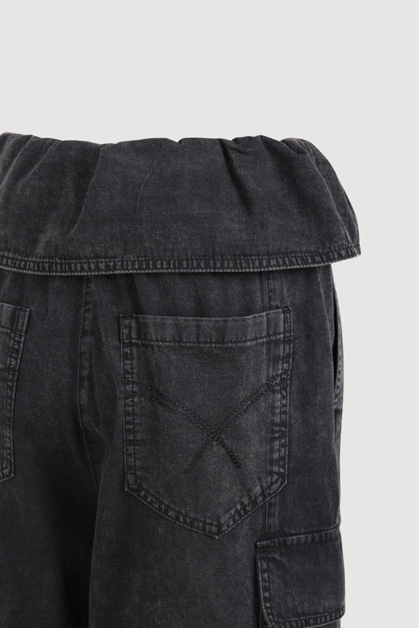 오르비 포인트 백 밴딩 데님 팬츠 (블랙)는 캐주얼, 스트리트, 미니멀 스타일을 즐기는 분들을 위한 데님 팬츠입니다. 사계절 내내 활용 가능한 이 팬츠는 넉넉한 루즈핏으로 편안한 착용감을 선사하며, 무지 디자인으로 어떤 상의와도 쉽게 매치할 수 있습니다. 뒷밴딩 처리와 원턱 디자인이 특징이며, 아웃포켓, 로고 캔톤, 리벳 디테일로 포인트를 더했습니다. 일상, 동네 마실룩, 여행룩 등 다양한 TPO에 활용하기 좋습니다.
