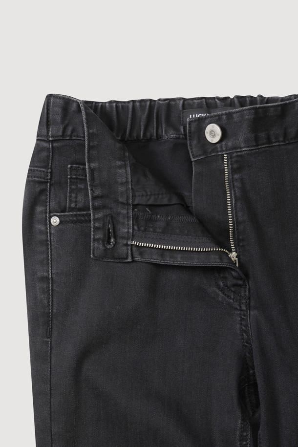 블랙 컬러의 Back Banding Denim 제깅스 팬츠입니다. 데님 소재의 슬림핏으로 제작되었으며, 사계절 내내 착용하기 좋습니다. 허리 뒷부분 밴딩 처리로 편안함을 더했으며, 앞 중심 지퍼와 로고 캔톤, 리벳 디테일, 뒷포켓 텍션지로 포인트를 주었습니다. 캐주얼, 미니멀 스타일을 즐겨 입는 여성분들께 데일리 팬츠로 추천합니다. 얇은 두께감과 신축성 있는 소재로 편안한 착용감을 선사합니다.
