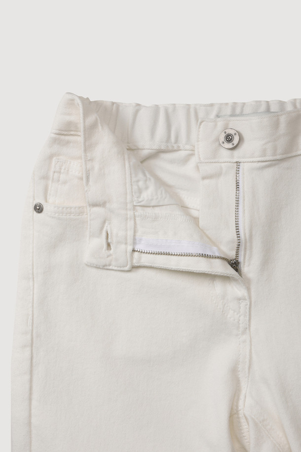 아이보리 컬러의 Back Banding 데님 제깅스 팬츠입니다. 슬림핏으로 떨어지는 긴 기장의 여성용 바지로, 캐주얼, 미니멀, 클래식한 스타일을 연출하기 좋습니다. 뒷밴딩 처리로 편안한 착용감을 선사하며, 앞 중심 지퍼, 로고 캔톤, 리벳 디테일, 뒷포켓 텍스처 등 섬세한 디자인 요소가 돋보입니다. 데님 소재 특유의 신축성 있는 촉감으로 사계절 내내 활용 가능하며, 출근룩으로도 잘 어울립니다. 무지 디자인으로 다양한 상의와 손쉽게 매치할 수 있습니다.
