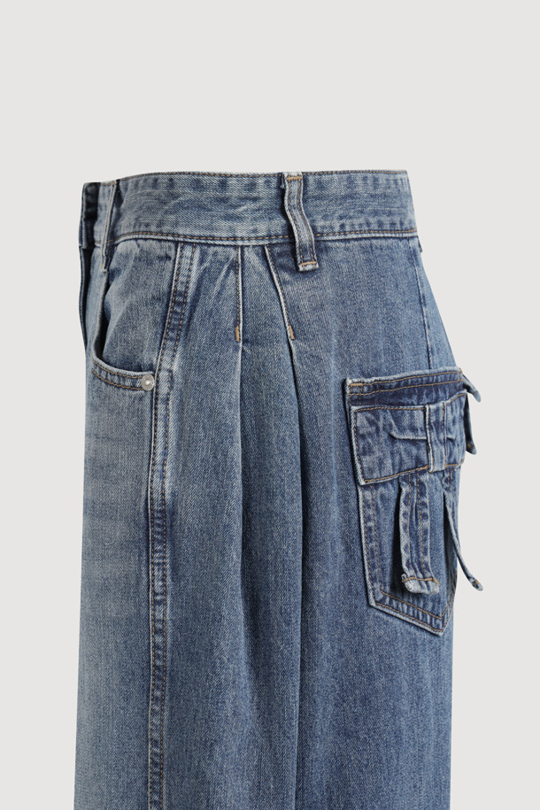 세련된 스타일을 연출하는 Back 리본 포켓 데님 팬츠(블루)입니다. 여성 의류로, 캐주얼, 미니멀, 클래식 스타일을 모두 아우르는 디자인입니다. 봄, 가을에 어울리는 긴 기장의 스트레이트 핏 데님 팬츠로, 옆라인 커브 실루엣과 뒷포켓 리본 디테일이 돋보입니다. 앞중심 지퍼 클로징과 로고 캔톤, 리벳 장식으로 포인트를 더했습니다. 레귤러핏으로 제작되어 편안한 착용감을 선사합니다.
