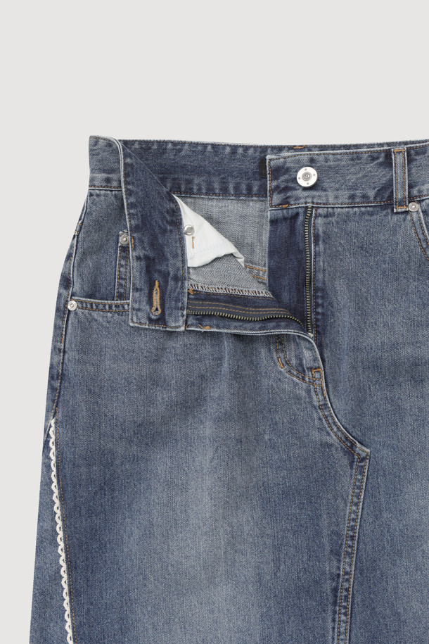 포켓 리본 포인트 데님 롱 스커트 (블루)는 캐주얼, 미니멀, 클래식 스타일을 즐겨 입는 여성분들을 위한 아이템입니다. 봄, 가을에 어울리는 두꺼운 데님 소재로 제작되어 뻣뻣한 촉감이 특징이며, 세미핏 A라인으로 편안하면서도 세련된 실루엣을 연출합니다. 허리 부분의 앞중심 지퍼 디테일, 로고 캔톤, 리벳, 레이스 테이프, 리본, 포켓, 자수 디테일이 돋보이며, 앞 절개 라인 워싱 포인트가 유니크함을 더합니다. 데이트룩, 봄 소풍룩에 매치하여 당신만의 개성을 표현해보세요.
