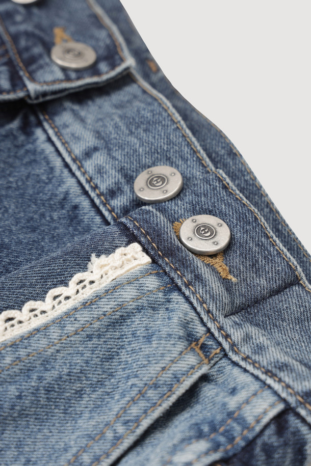 테이프 포인트 데님 팬츠(블루)는 캐주얼, 미니멀, 클래식 스타일을 아우르는 여성 데님 팬츠입니다. 봄, 가을에 어울리는 긴 기장의 스트레이트 핏 바지로, 옆라인 커브 실루엣과 앞 절개라인 워싱이 특징입니다. 앞 중심 지퍼와 로고 캔톤, 허리 캔톤 장식이 더해져 디테일을 살렸으며, 레이스 테이프 포인트가 돋보입니다. 뒤판 개발 텍션지와 뒤 포켓 자수 디자인으로 밋밋함을 덜어 데이트룩, 봄 소풍룩에 제격입니다.
