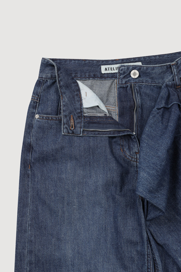 [Re-Order] [아뜰리에] 리본 포인트 데님 팬츠는 여성용 데님 팬츠로, 봄/가을 계절에 어울리는 캐주얼 스타일의 와이드핏 맥시 기장 바지입니다. 블루 컬러의 무지 데님 소재로 제작되었으며, 리본 디테일이 포인트로 더해져 여성스러운 느낌을 줍니다. 지퍼 클로징 방식이며, 로고 캔톤, 리벳 장식, 뒷면 개발 텍션지, 뒷 포켓 자수 등 섬세한 디테일이 돋보입니다. 데이트룩, 모임룩, 캐주얼, 미니멀, 클래식 스타일을 연출하기 좋습니다.
