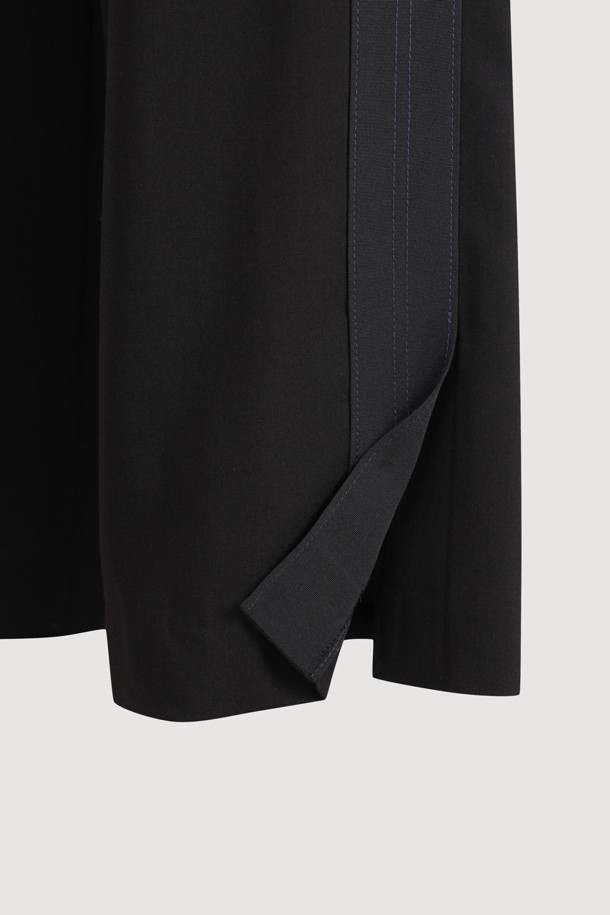 [Re-Order] Waist Point Side Colored Banding Pants (black)는 여성용으로, 캐주얼한 무드의 여름 긴 기장 와이드 밴딩 팬츠입니다. 얇고 루즈한 TR 소재로 제작되어 편안한 착용감을 선사하며, 블랙 컬러에 사이드 배색 디테일과 앞중심 라벨 디테일로 포인트를 더했습니다. 허리 밴딩으로 편안함을 더하고, 무지 디자인으로 어떤 상의와도 쉽게 매치하여 데일리룩을 완성할 수 있습니다.
