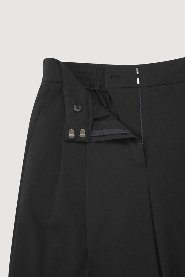Tuck Point Back Banding Wide Pants (black)는 편안한 착용감을 선사하는 여성용 와이드 팬츠입니다. 앞 중심 지퍼와 턱 디테일로 세련된 포인트를 더했으며, 뒷 포켓 엠블럼 자수와 뒷밴딩 디자인으로 활동성을 높였습니다. 봄, 여름, 가을 3계절 활용 가능한 블랙 컬러의 맥시 기장, 베이직하고 캐주얼한 스타일의 웨어러블 아이템입니다.

