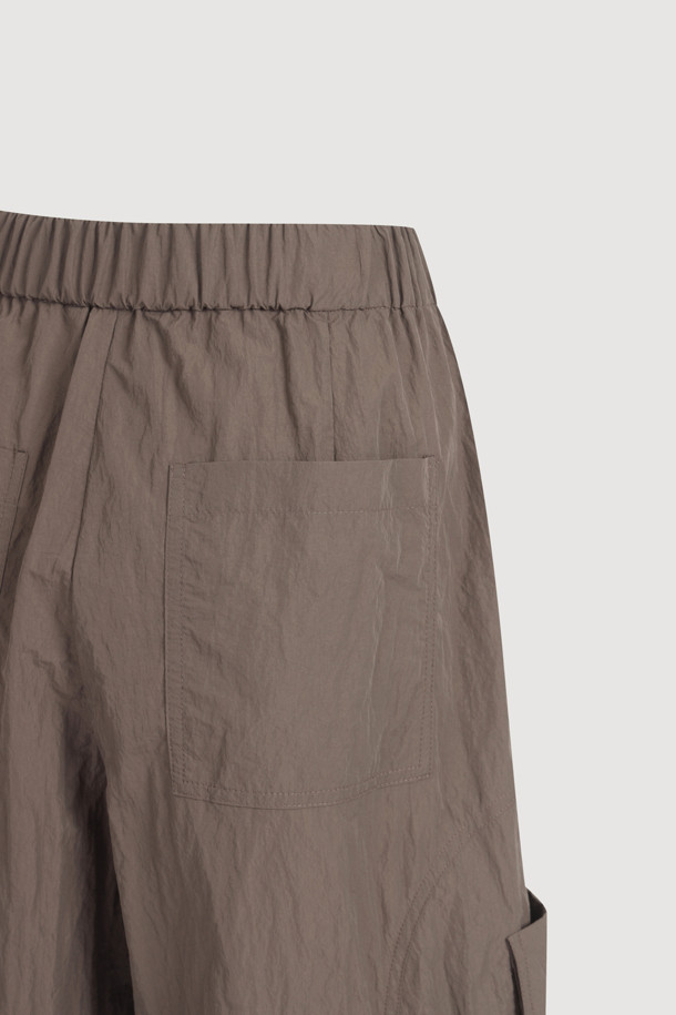 **Pocket Point Back Banding 조거 팬츠 (brown)**는 캐주얼한 스타일의 조거핏 바지로, 편안한 착용감을 선사합니다. 나일론 소재로 제작되어 바스락거리는 촉감이 특징이며, 뒤 허리 밴딩으로 활동성을 높였습니다. 밑단 스트링과 양옆 아웃포켓 디테일로 실용성을 더한 데일리 아이템입니다.
