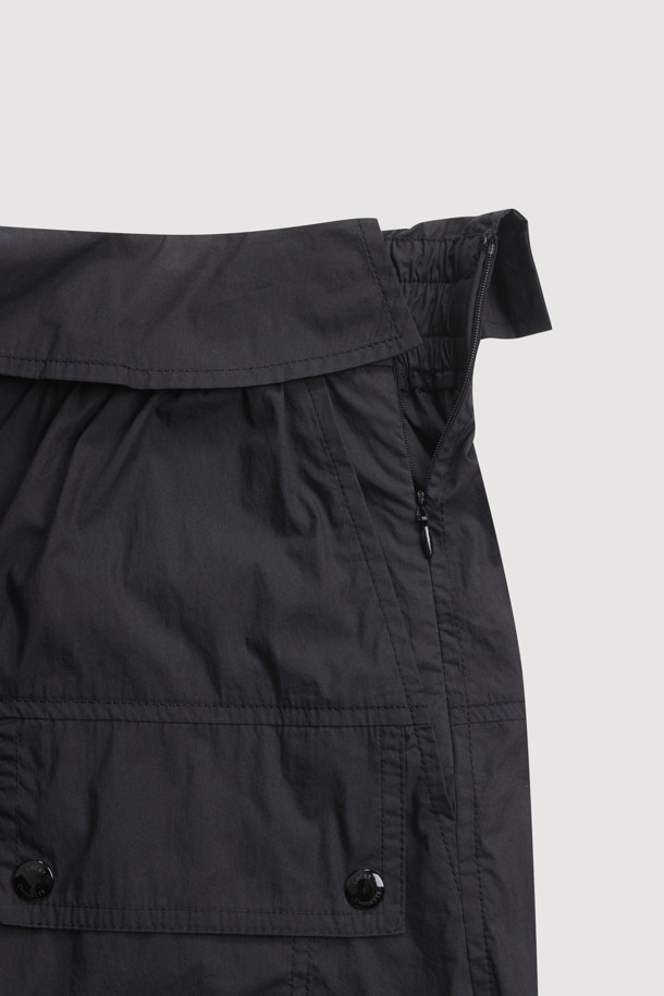 Obi Point Back Banding Pants (black)는 여성분들을 위한 캐주얼 와이드 팬츠입니다. 면 혼방 소재로 제작되어 봄, 여름 시즌에 시원하게 착용 가능하며, 허리 덧장 디테일과 뒷밴딩으로 편안한 착용감을 제공합니다. 루즈핏의 맥시 기장 블랙 컬러 무지 디자인으로, 다양한 상의와 매치하여 폭넓은 스타일을 연출할 수 있습니다.
