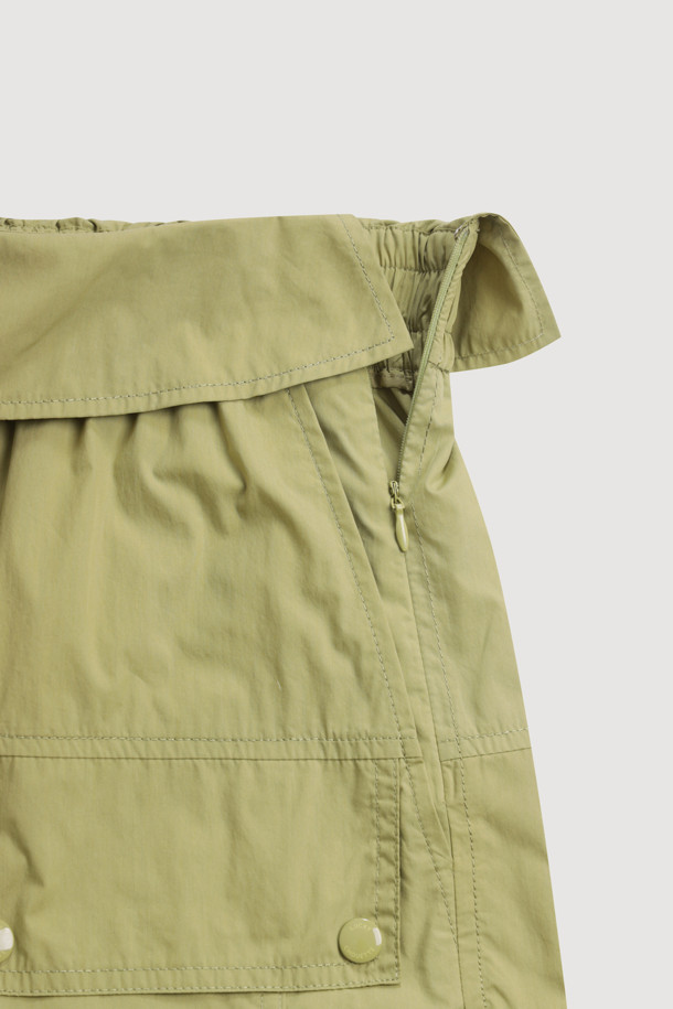 올리브 컬러의 Obi Point Back Banding Pants는 면 혼방 소재의 와이드 팬츠로, 봄, 여름에 시원하게 착용하기 좋습니다. 허리 덧장 디테일과 뒷밴딩으로 편안함을 더했으며, 루즈 핏과 맥시 기장으로 캐주얼한 스타일을 연출합니다. 데일리룩에 활용하기 좋은 무지 디자인의 와이드 팬츠입니다.
