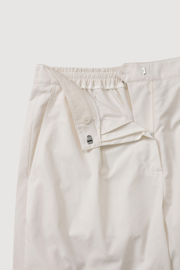 부드러운 면 소재의 Hem Frill Point Back Banding Pants (아이보리)는 편안한 착용감을 선사하는 여성 와이드 팬츠입니다. 밑단 프릴과 핀턱 디테일이 여성스러운 무드를 더하며, 바이오 워싱 가공으로 자연스러운 핏을 연출합니다. 뒷밴딩과 루즈핏으로 활동성을 높였으며, 봄, 여름 시즌 캐주얼룩에 활용하기 좋습니다.
