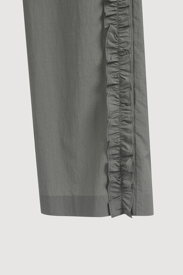 Frill Point Banding Pants (khaki)는 캐주얼한 스타일의 와이드 핏 팬츠입니다. 나일론 소재로 제작되었으며, 양옆 언밸런스 셔링 디테일과 워싱 가공으로 독특한 디자인을 더했습니다. 맥시 기장의 와이드 팬츠로, 허리 밴딩 처리되어 편안하게 착용할 수 있습니다.
