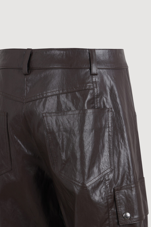 LUCKY CHOUETTE - 롱/미디팬츠 - Pocket Point Fake Leather Pants (brown)