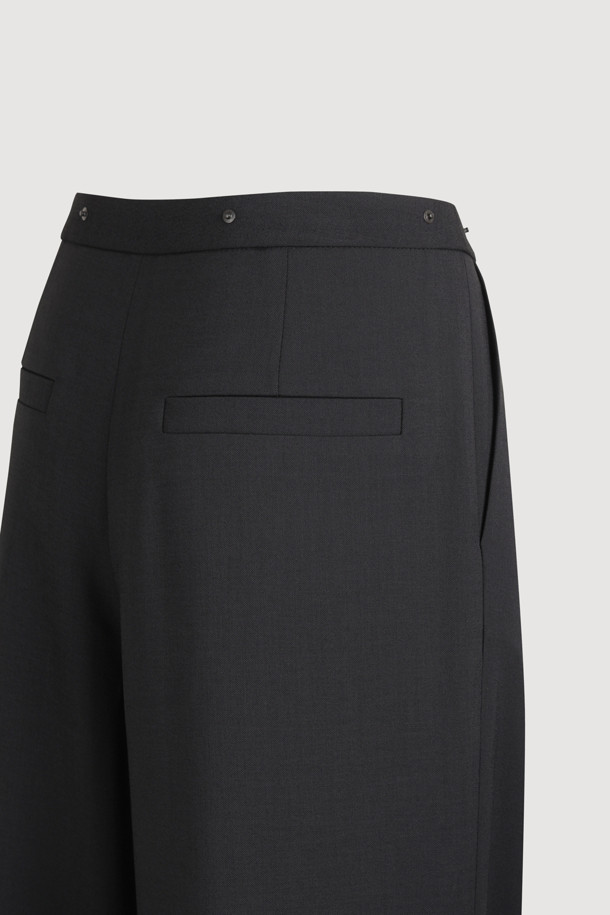 체크 레이어드 탈부착 팬츠 (다크 그레이)는 유니크하고 스마트 캐주얼 스타일을 선호하는 분들을 위한 바지입니다. 일자핏 맥시 기장으로, 탈부착 가능한 덧장 미니스커트와 러플 디테일이 특징입니다. 앞 중심 지퍼와 스냅 여밈으로 편안한 착용감을 제공하며, 폴리 및 울 혼방 소재로 제작되었습니다. 다크 그레이 컬러의 체크 패턴이 돋보이며, 동일 소재 자켓과 함께 코디하여 클래식, 미니멀, 시크한 스타일을 연출할 수 있습니다. 데이트룩, 모임룩, 카페룩 등 다양한 TPO에 활용하기 좋습니다.
