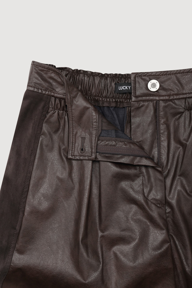 셔링 포인트 백 밴딩 페이크 레더 팬츠 (브라운)는 가을, 겨울 시즌 여성의 캐주얼, 시크, 미니멀 스타일을 완성하는 와이드 핏 가죽 팬츠입니다. 부드러운 촉감의 인조가죽 소재에 셔링 디테일과 뒷밴딩, 앞 중심 지퍼 디자인이 더해져 유니크하면서도 편안한 착용감을 제공합니다. 맥시 기장으로 다리 라인을 자연스럽게 커버하며, 브라운 컬러가 세련된 분위기를 연출합니다. 일상, 모임, 데이트 등 다양한 TPO에 활용하여 멋스러운 겨울 데일리룩을 연출해보세요. 루즈핏으로 편안함과 스타일을 동시에 잡았습니다.
