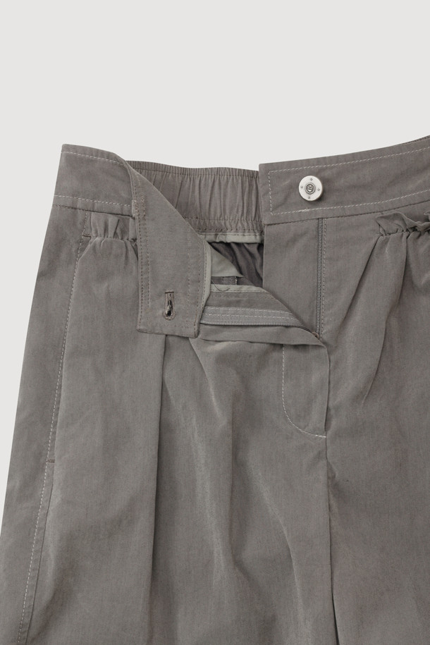 셔링 포인트 백 밴딩 코튼 팬츠 (카키)는 부드러운 면 소재로 제작되어 편안한 착용감을 선사합니다. 뒷밴딩 처리로 허리 부분의 편안함을 더했으며, 셔링 디테일로 포인트를 주어 캐주얼한 무드를 연출합니다. 와이드핏과 맥시 기장으로 다리가 길어 보이는 효과를 주며, 앞 중심 지퍼로 깔끔한 마무리를 더했습니다. 봄, 여름, 가을 계절에 동네 마실룩이나 산책룩 등 편안한 일상 스타일을 완성하기 좋습니다.
