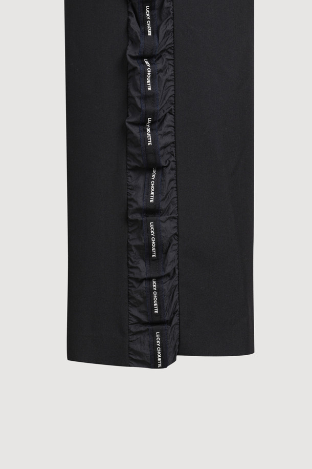 [Re-Order] 사이드 셔링 밴딩 팬츠 (블랙)는 캐주얼, 미니멀, 시크 스타일을 즐기는 분들을 위한 웨어러블 아이템입니다. 간절기에 적합하며, 부드러운 촉감의 폴리에스테르와 레이온 혼방 소재로 제작되었습니다. 허리 밴딩 처리로 편안한 착용감을 선사하며, 일자핏으로 다리 라인을 깔끔하게 잡아줍니다. 양옆 배색 셔링 디테일과 개발 로고 테이프가 디자인 포인트이며, 동네 마실룩이나 여행룩에 활용하기 좋습니다. 무지 디자인의 맥시 기장 블랙 컬러 밴딩 팬츠입니다.
