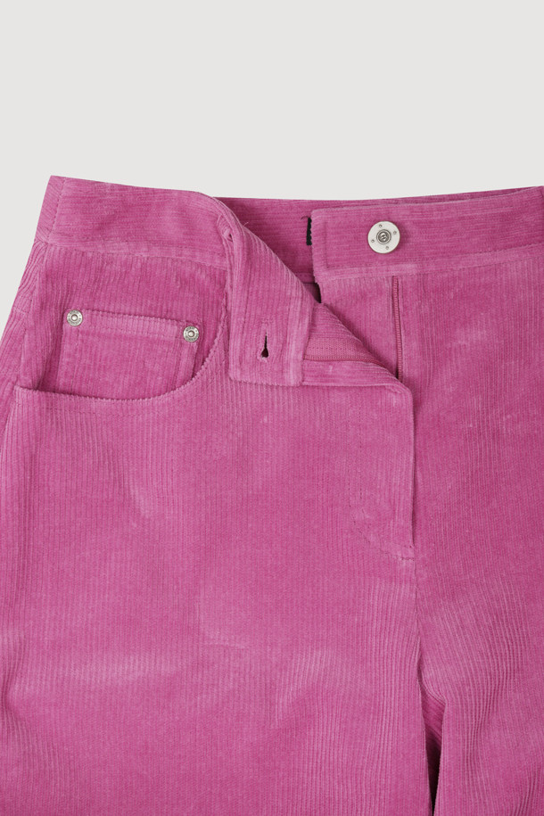 [Re-Order] 컬러 포인트 코듀로이 팬츠 (핑크)는 여성용 코듀로이 팬츠로, 가을과 겨울에 따뜻하게 입을 수 있습니다. 핑크 컬러의 무지 디자인에 테이퍼드 핏으로, 빈티지하면서도 캐주얼한 스타일을 연출합니다. 맥시 기장의 두꺼운 코듀로이 소재로 제작되었으며, 앞 중심 지퍼, 로고 캔톤, 리벳 장식, 뒤 포켓 자수 디테일이 특징입니다. 데이트룩, 모임룩 등 다양한 TPO에 활용 가능하며, 캐주얼, 클래식, 레트로 스타일을 즐기는 분들께 추천합니다.
