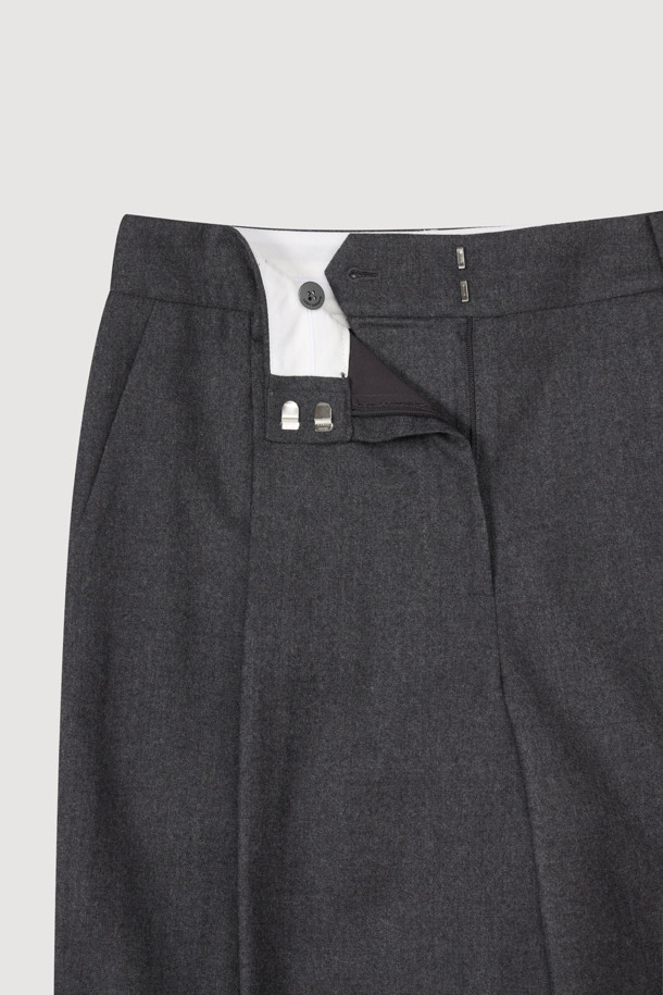 멜란지 그레이 컬러의 리본 포인트 울 와이드 팬츠는 가을, 겨울 시즌에 어울리는 여성 의류입니다. 넉넉한 와이드 핏과 두꺼운 두께감으로 포근하고 클래식한 스타일을 연출합니다. 허리 안쪽 배색과 턱 디테일이 특징이며, 리본 디테일로 여성스러움을 더했습니다. 지퍼 클로징으로 깔끔하게 마무리하며, 오피스룩, 모임룩, 겨울 데일리룩 등 다양한 TPO에 활용할 수 있습니다. 미니멀, 클래식 스타일을 즐기는 분들께 웨어러블한 아이템입니다.
