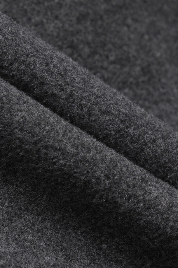 [Re-Order] 프릴 포인트 밴딩 팬츠 (grey)는 부드러운 플리스 소재의 와이드 핏 바지입니다. 톤 다운된 grey 컬러로 어떤 상의에도 쉽게 매치하여 캐주얼, 미니멀, 클래식 스타일을 연출할 수 있습니다. 허리 밴딩 처리로 편안한 착용감을 선사하며, 밑단 프릴 디테일이 여성스러운 포인트를 더합니다. 뒷 포켓 레터링 자수로 밋밋함을 덜었으며, 넉넉한 루즈핏과 긴 기장으로 가을, 겨울철 따뜻하게 즐겨 입기 좋습니다. 동일 소재 점퍼와 세트로 더욱 스타일리시하게 연출해 보세요. 집콕룩, 산책룩, 여행룩 등 다양한 TPO에 활용 가능합니다.
