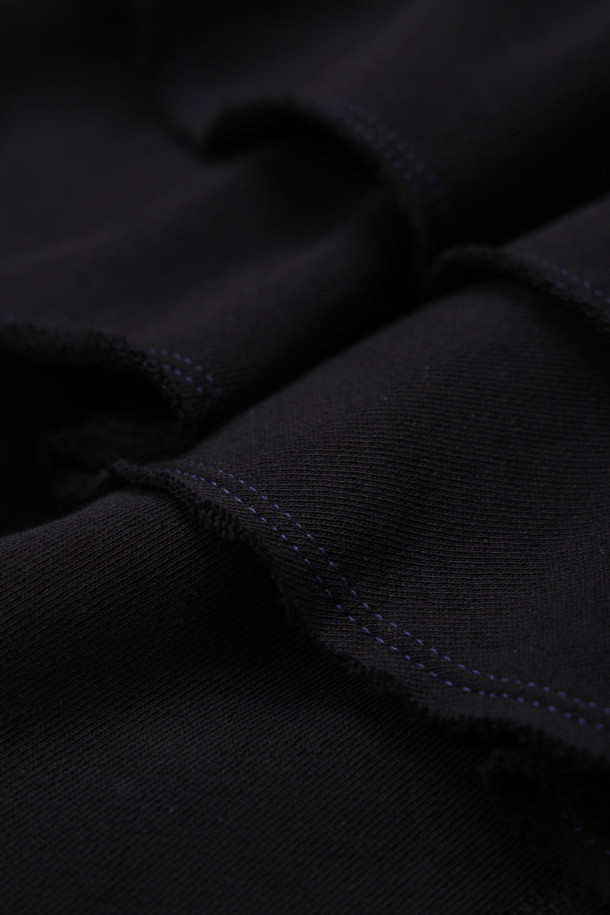 레이어드 스커트 져지 밴딩 팬츠 (블랙)는 편안함과 스타일을 동시에 잡은 여성용 바지입니다. 부드러운 져지 소재로 제작되어 사계절 내내 활용 가능하며, 루즈핏으로 편안한 착용감을 선사합니다. 허리 부분의 밴딩 처리와 레터링 자수 디테일, 프릴 디테일이 더해져 캐주얼하면서도 여성스러운 분위기를 연출합니다. 집콕룩, 산책룩, 여행룩 등 다양한 TPO에 활용 가능하며, 미니멀하고 캐주얼한 스타일을 선호하는 분들께 추천합니다. 무지 디자인의 블랙 컬러로 어떤 상의와도 쉽게 매치할 수 있어 활용도가 높습니다.
