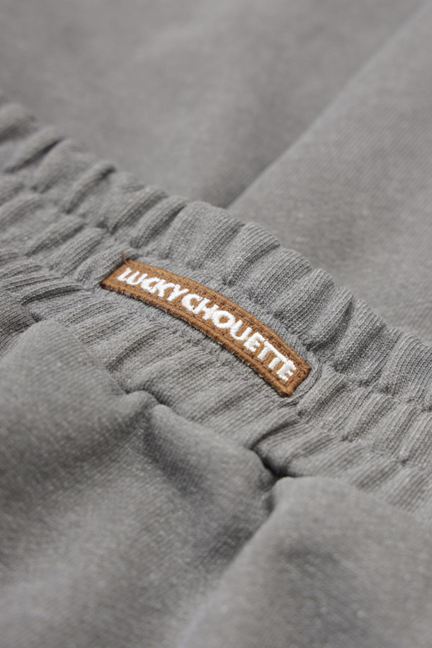 레이어드 스커트 져지 밴딩 팬츠 (그레이)는 캐주얼하고 미니멀한 스타일을 연출하는 여성 의류입니다. 부드러운 쮸리 소재로 제작되어 편안한 착용감을 선사하며, 봄, 가을에 적합합니다. 루즈핏의 긴 기장 바지로, 일상복뿐만 아니라 여행룩, 산책룩으로도 활용하기 좋습니다. 미니 스커트가 레이어드된 디자인과 허리 레터링 자수, 프릴 디테일이 포인트이며, 밴딩 처리로 편안함을 더했습니다. 여유 있는 핏으로 활동성을 높인 실용적인 아이템입니다.
