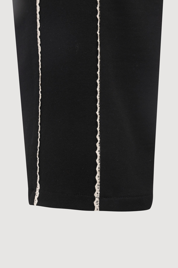 허리 테이프 져지 밴딩 팬츠 (블랙)는 캐주얼, 스트릿 스타일을 연출하기 좋은 밴딩 바지입니다. 일상, 집콕, 산책, 여행 등 다양한 상황에서 편안하게 착용할 수 있습니다. 양 사이드 절개 배색과 허리 레터링 자수, 장식 테이프 디테일이 돋보이며, 루즈핏으로 활동성을 높였습니다. 져지 소재로 제작되어 편안한 착용감을 제공하며, 웨어러블 아이템으로 활용도가 높습니다.
