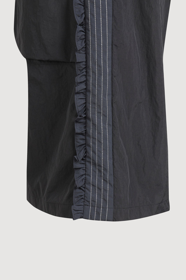 [Re-Order] 사이드 프릴 밴딩 미디 팬츠 (다크 블랙)는 캐주얼과 페미닌 무드를 동시에 연출하는 여성 미디 팬츠입니다. 다크 블랙 컬러의 무지 디자인으로 어떤 상의와도 잘 어울립니다. 루즈핏으로 편안한 착용감을 선사하며, 허리 밴딩과 사이드 프릴 디테일이 특징입니다. 동네 마실룩이나 가벼운 외출에 적합한 아이템입니다. 봄, 가을 시즌에 활용하기 좋은 스타일로, 미니멀한 룩을 연출하기 좋습니다.
