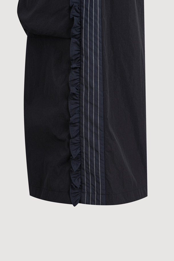 **[Re-Order] Side Frill Banding Midi Pants (black)는 캐주얼과 페미닌 무드를 동시에 연출하는 여성용 미디 기장의 바지입니다.** 다크 블랙 컬러에 루즈핏으로 여유로운 착용감을 선사하며, 사이드 프릴 디테일과 배색으로 포인트를 더했습니다. 밴딩 처리되어 편안하게 착용할 수 있으며, 사계절 내내 활용 가능한 웨어러블한 디자인이 특징입니다.
