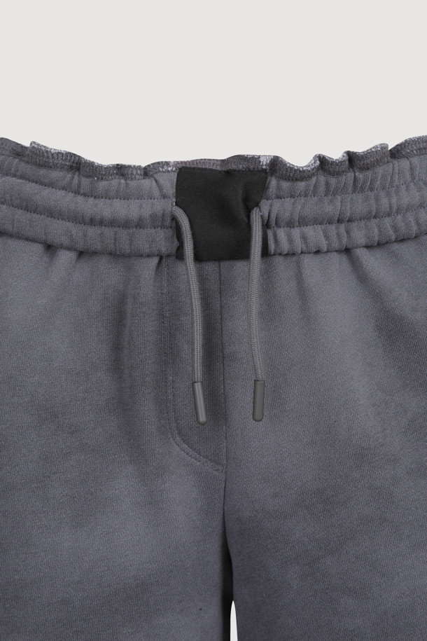 Obi Point 져지 밴딩 쇼츠 (grey)는 부드러운 져지 소재로 제작된 여성용 숏팬츠입니다. 루즈핏에 얇은 두께감으로 편안한 착용감을 선사하며, 양옆 배색 라인과 앞 중심 개발 라벨 포인트로 캐주얼하면서도 스포티한 스타일을 연출합니다. 허리 밴딩 처리로 활동성을 높였으며, 여름철 일상복으로 활용하기 좋습니다.

