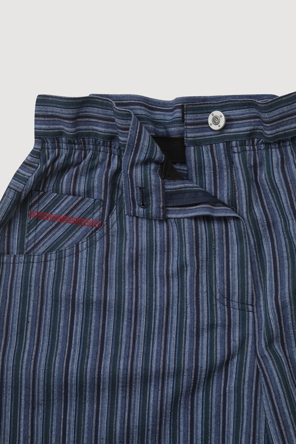 다크 네이비 컬러의 Stripe Inside Banding Shorts는 여름철 시원하게 입기 좋은 여성 숏팬츠입니다. 부드러운 면 소재에 허리 속 밴딩 처리로 편안한 착용감을 제공하며, 컬러 배색 스티치와 스트라이프 패턴이 캐주얼한 스타일을 연출합니다. 레귤러핏으로 제작되어 어떤 상의에도 잘 어울리는 데일리 아이템입니다.
