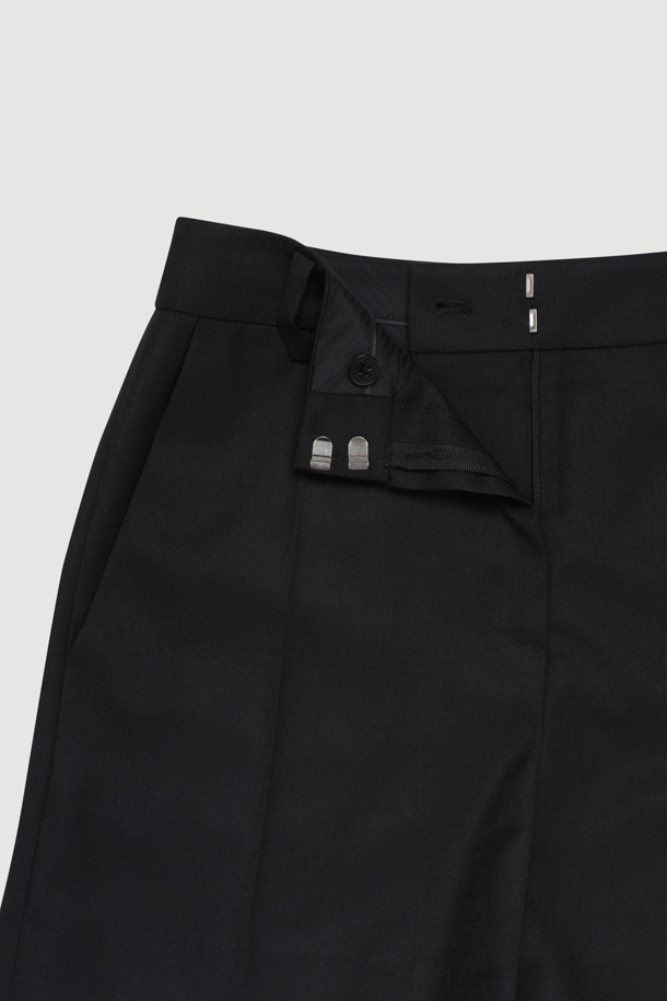 LUCKY CHOUETTE - 쇼트팬츠 - Emblem Point Shorts (black)