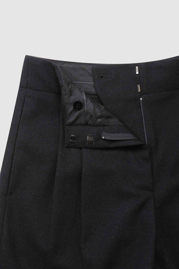 Tuck Point 솔리드 쇼츠 (블랙)는 여성들을 위한 숏팬츠입니다. 울 혼방 소재로 제작되어 봄, 여름에 시원하게 착용할 수 있으며, 루즈핏으로 편안한 착용감을 선사합니다. 미니멀, 클래식, 시크 스타일을 연출하기 좋으며 데이트룩, 모임룩에 적합합니다. 앞 중심 지퍼, 턱 디테일, 뒤 포켓 레터링 자수, 허리 안쪽 배색 디테일로 포인트를 더했습니다. 여유있는 핏으로 트렌디한 스타일을 완성해보세요.
