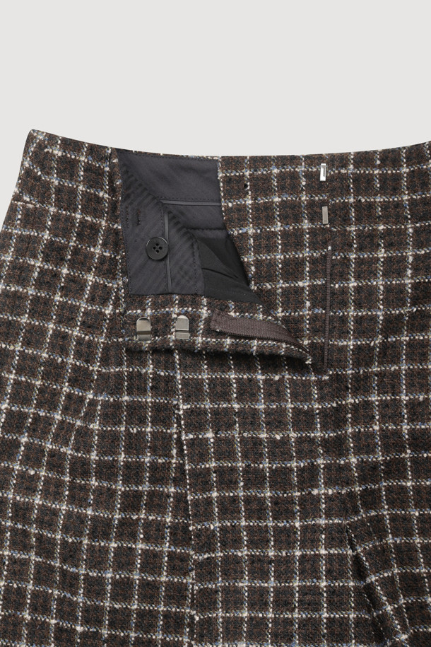 "턱 포인트 솔리드 쇼츠"는 봄, 여름 시즌에 어울리는 여성용 반바지입니다. 멀티 컬러 체크 패턴과 루즈핏으로 클래식하면서도 베이직한 스타일을 연출합니다. 울 소재로 제작되어 고급스러운 느낌을 주며, 허리 안쪽 배색과 뒤 포켓 레터링 자수가 돋보입니다. 앞 중심 지퍼, 턱 디테일이 있으며, 여유있는 핏으로 편안하게 착용 가능합니다. 데이트룩, 모임룩, 비즈니스 캐주얼에 적합하며, 미니멀하고 시크한 스타일을 완성합니다.
