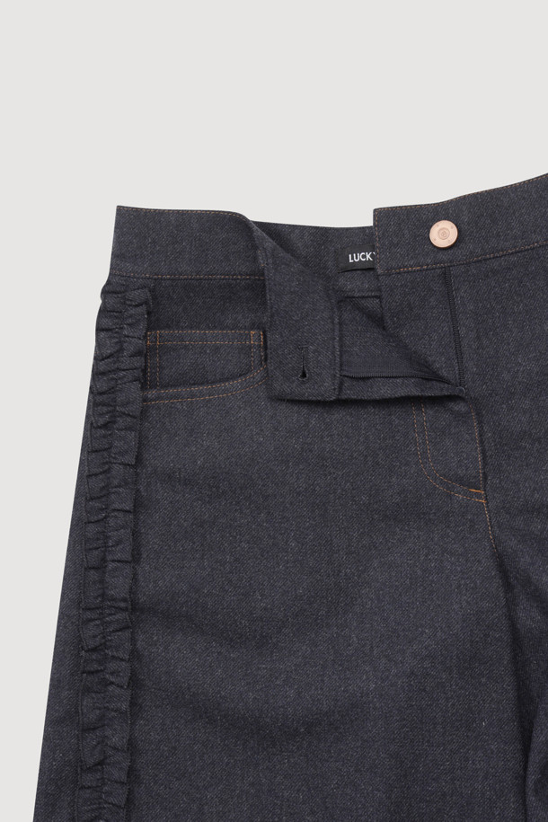 프릴 포인트 버뮤다 쇼츠 (네이비)는 여성 의류로, 캐주얼, 미니멀, 클래식 스타일을 선호하는 분들에게 적합합니다. 데이트룩, 여행룩에 어울리는 세미 A라인 핏의 반바지로, 울 소재 특유의 고급스러운 분위기를 연출합니다. 네이비 컬러에 프릴 디테일이 더해져 여성스러운 포인트를 주며, 앞 중심 지퍼로 편안하게 착용할 수 있습니다. 데님라이크 울 혼방 소재로 제작되었으며, 필링 및 이염에 주의하여 관리해야 합니다.
