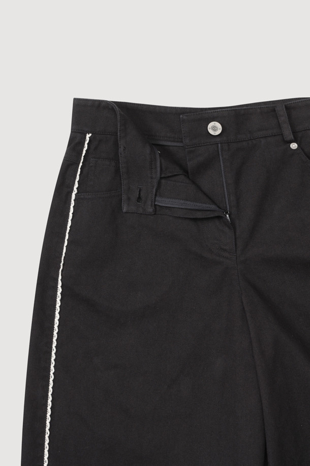 Tape Point 버뮤다 쇼츠 (black)는 편안하고 세련된 스타일을 연출하는 여성용 반바지입니다. 부드러운 면 소재로 제작되어 봄, 여름철에 시원하게 착용할 수 있으며, 캐주얼, 미니멀, 클래식 스타일을 모두 아우릅니다. 무지 디자인에 세미 A라인 핏으로 다리가 길어 보이는 효과를 주며, 앞 중심 지퍼와 양 사이드 레이스 테이프 디테일이 포인트입니다. 바이오 워싱 가공으로 부드러운 촉감을 선사하며, 산책룩과 여행룩에 모두 잘 어울립니다. 블랙 컬러로 어떤 상의와도 매치하기 용이하여 데일리룩으로 활용하기 좋습니다.
