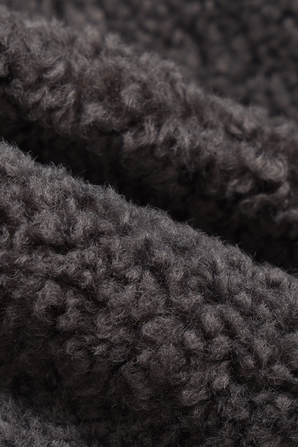 페이크 퍼 믹스 백 밴딩 쇼츠 (멀티 컬러)는 데님라이크 울 혼방 소재와 페이크 퍼의 조화가 돋보이는 여성 숏팬츠입니다. 뒷밴딩 처리로 편안한 착용감을 선사하며, 앞 중심 지퍼 디테일로 깔끔한 디자인을 완성했습니다. 숏 기장과 세미 A라인 핏으로 다리가 길어 보이는 효과를 주며, 두꺼운 두께감으로 가을, 겨울 시즌에 따뜻하게 착용할 수 있습니다. 캐주얼, 클래식, 미니멀 스타일을 모두 소화 가능하며 모임룩, 연말 모임룩으로도 활용하기 좋습니다. 부드러운 촉감과 멀티 컬러 배색으로 개성 있는 스타일을 연출해보세요. 단, 필링에 주의하여 관리해야 합니다.
