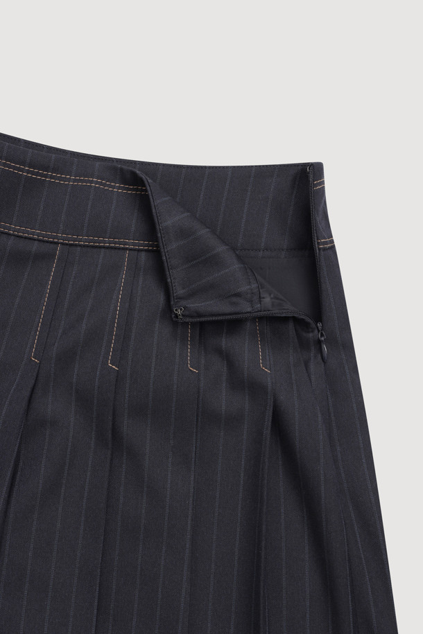 Color Mix 플리츠 쇼츠 (멀티 컬러)는 봄, 여름 시즌 우아하고 세련된 스타일을 연출하는 여성용 숏팬츠입니다. 멀티 컬러 스트라이프 패턴과 A라인 핏으로 경쾌하고 시원한 분위기를 자아냅니다. 휴가룩, 리조트룩, 바캉스룩에 적합하며, 클래식, 미니멀 스타일을 즐기는 분들께 추천합니다. 주름 디테일과 비죠 장식이 더해져 섬세함을 더했습니다. 세미 핏으로 편안하게 착용 가능하며, 일상에서도 멋스럽게 연출할 수 있습니다.
